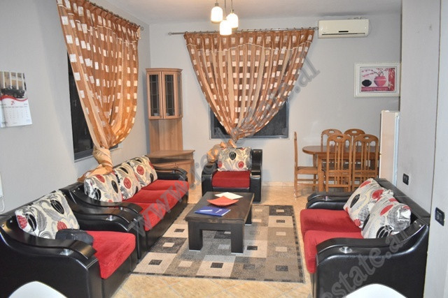 Apartament 3+1 per qira ne rrugen Kasem Qafezezi ne Tirane.
Apartamenti pozicionohet ne katin e 2 t